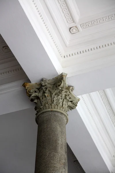 Gamla marmor kolumn — Stockfoto