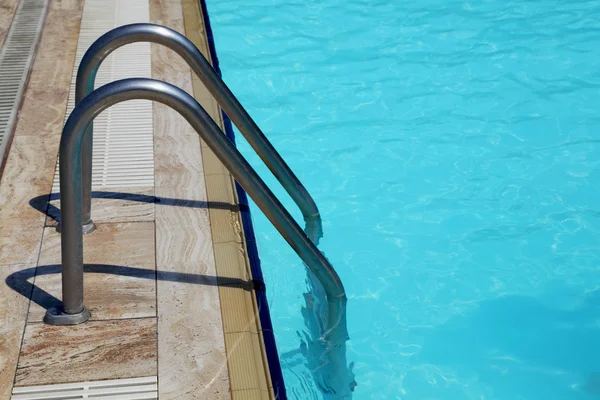 Escadaria na piscina — Fotografia de Stock