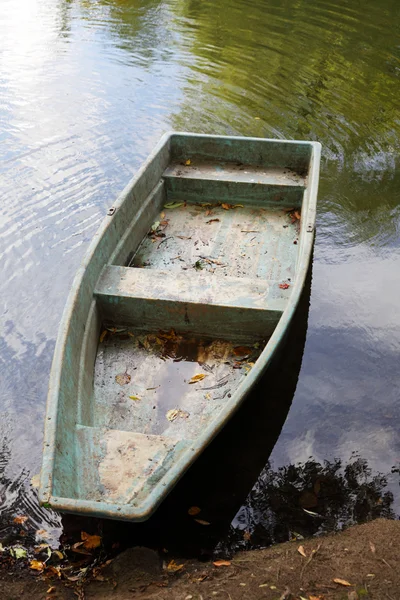 Barco perto das margens — Fotografia de Stock