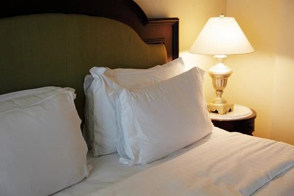 Кровать с подушками — стоковое фото