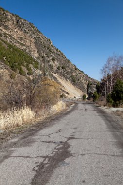 dağlara giden yol. Kırgızistan. ala-Arça.