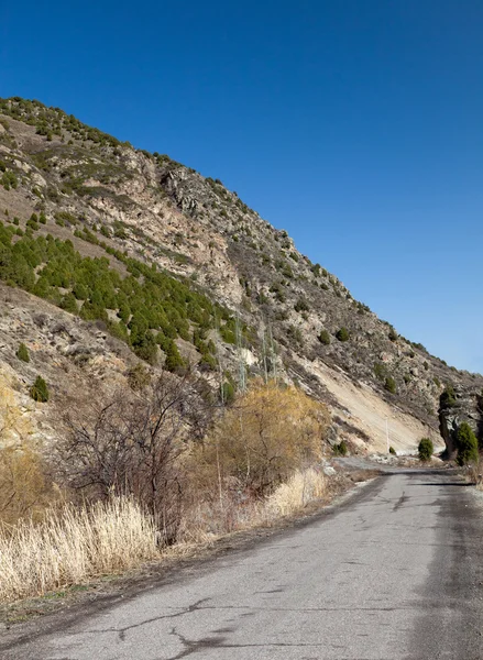 Die Straße in die Berge. Kyrgyzstan. ala-archa. — Stockfoto