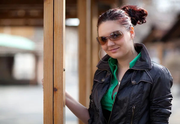 Güzel bir kız parkta gözlüklü — Stok fotoğraf
