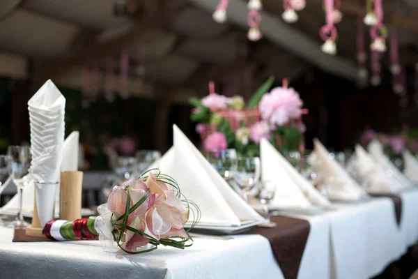 テーブルの上の花束 — ストック写真