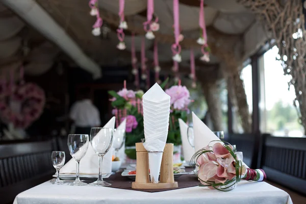 テーブルの上の花束 — ストック写真