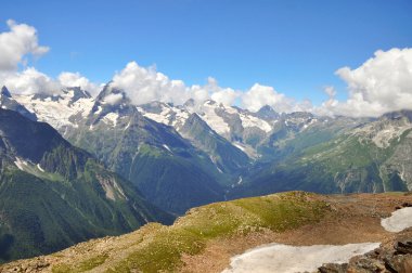 güzel panoramik yüksek dağ dombaj. Rusya