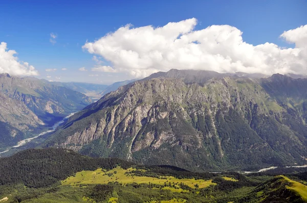 Sommer-Ansicht des Hochgebirges dombaj. Russland — Stockfoto