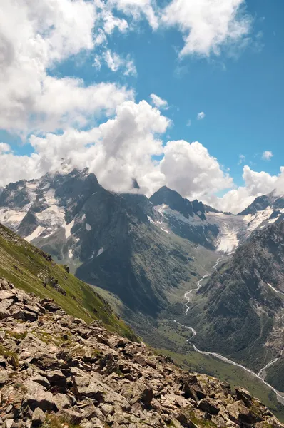 높은 산 Dombaj의 멋진 파노라마 보기입니다. 러시아 — 무료 스톡 포토