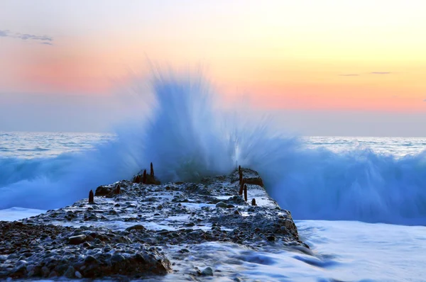 美しい海の景色。海と夕日の岩。自然の組成 — ストック写真