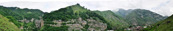 높은 산 Dombaj의 멋진 파노라마 보기입니다. 러시아 — 무료 스톡 포토