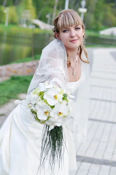 Mooie bruid in trouwjurk — Stockfoto