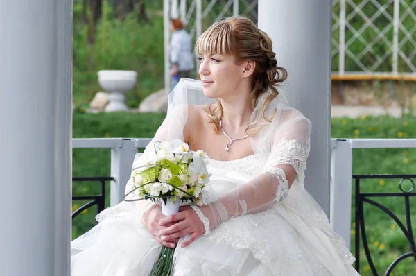 Красива наречена у весільній сукні — стокове фото