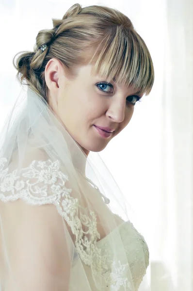 Mooie bruid in trouwjurk — Stockfoto