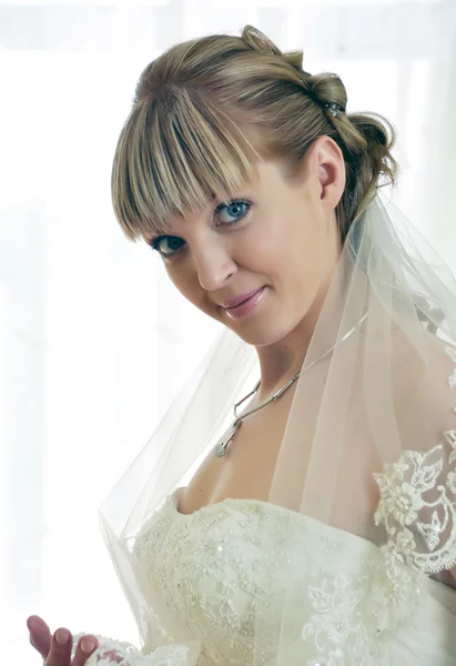 Beautiful bride in wedding dress — Stock Photo, Image