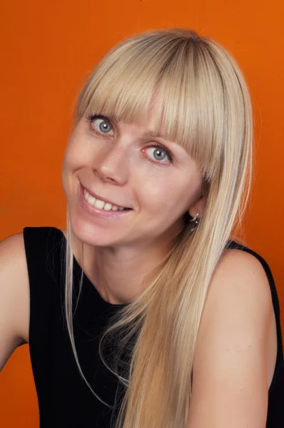 Retrato de una hermosa modelo femenina — Foto de Stock