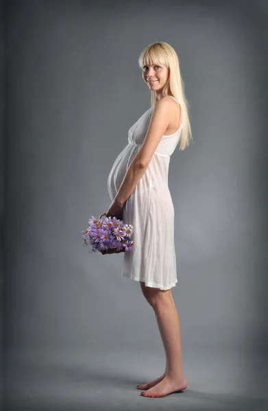 Portret van de mooie zwangere vrouw — Stockfoto