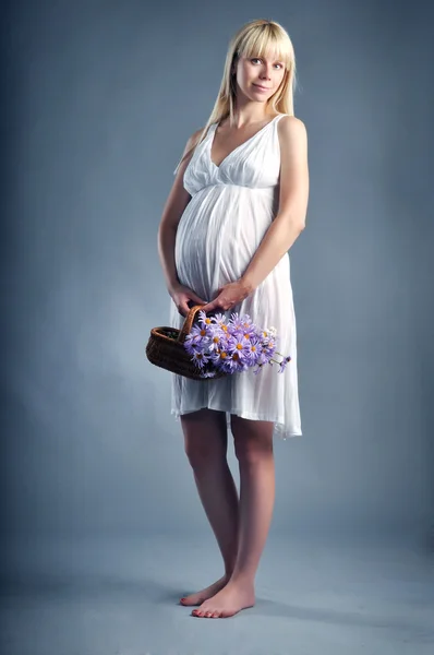 Portrait de la belle femme enceinte — Photo