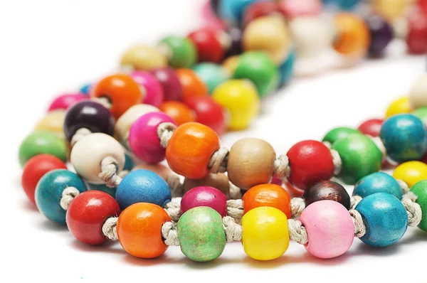 Vackra färgglada pärlor på vit bakgrund — Stockfoto