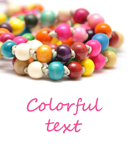 Krásné barevné korálky na bílém pozadí — Stock fotografie