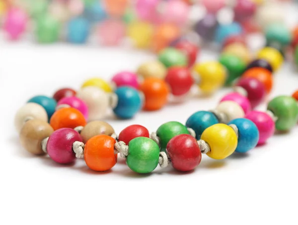 Belles perles colorées sur fond blanc — Photo