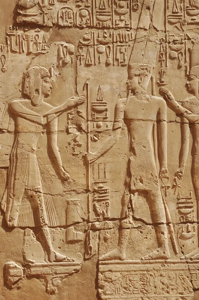 Deus e faraó na parede do templo de Edfu, Egito — Fotografia de Stock