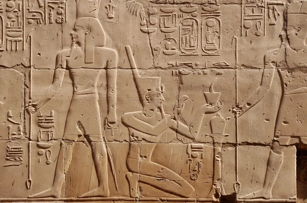 Bůh a faraón na zdi chrám edfu, egypt — Stock fotografie