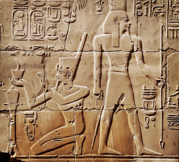 Gott und Pharaon an der Wand des Edfu-Tempels, Ägypten — Stockfoto
