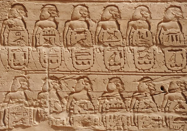 Бог и фараон на стене храма Эдфу, Египет — стоковое фото