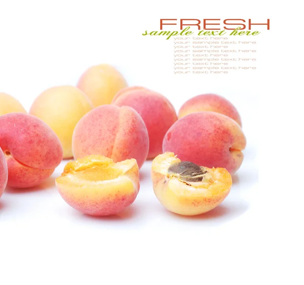 Frische, saftige Aprikosen frisch geerntet — Stockfoto
