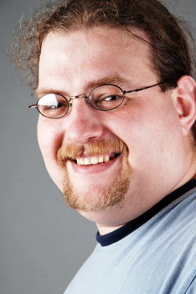 Szemüveg egy mosolygós fiatalember portréja — Stock Fotó