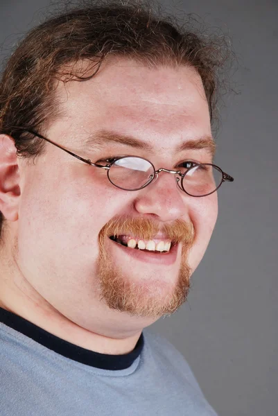Portrait d'un jeune homme souriant avec des lunettes — Photo