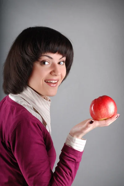 Frau beißt in Apfel — Stockfoto