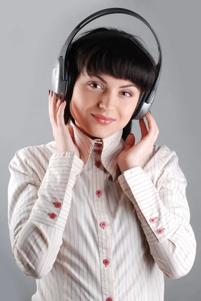 Mulher de negócios bonita usando um fone de ouvido para conversar com o cliente no escritório — Fotografia de Stock