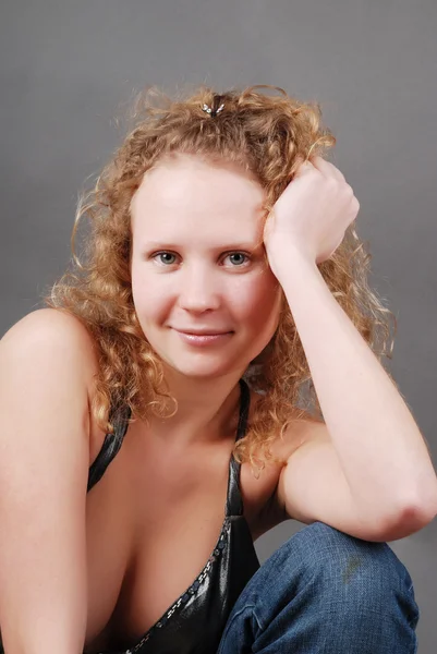 Porträt einer schönen jungen Frau, die lächelt — Stockfoto