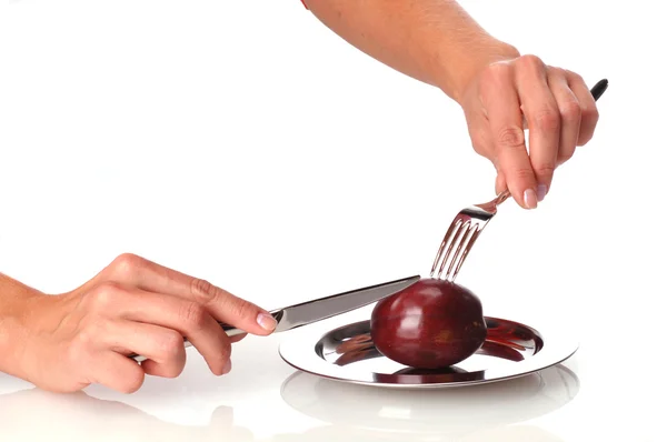 Stecker und Messer in der Hand auf weißem Hintergrund mit Ei auf Teller — Stockfoto