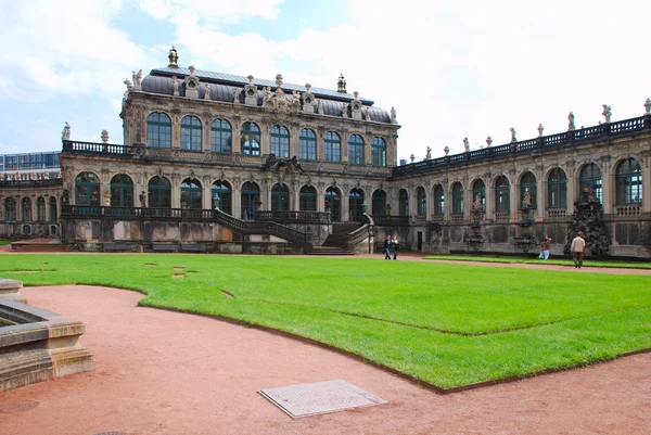 茨温格宫 (der 德盛温格） 是在德累斯顿，德国东部，建于巴洛克风格的宫殿。它充当橘园、 展览馆和德累斯顿法院的节日舞台上. — 图库照片