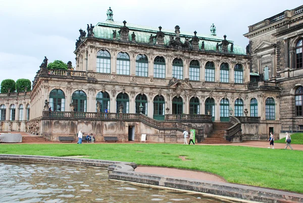 ツヴィンガー宮殿 (der ドレスナー ツヴィンガー宮殿） は、バロック様式で建てられた東ドイツ、ドレスデンの宮殿です。オランジェリーや展示ギャラリー、ドレスデンの裁判所の祭のアリーナを務めた. — ストック写真