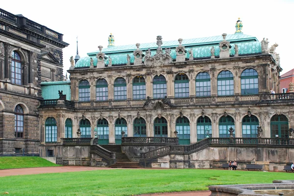 Zwinger (der dresdner zwinger) je palác v Drážďanech, východní Německo, postaven v barokním stylu. sloužila jako skleník, výstavní galerie a festivalové arény soudu, Drážďany. — Stock fotografie
