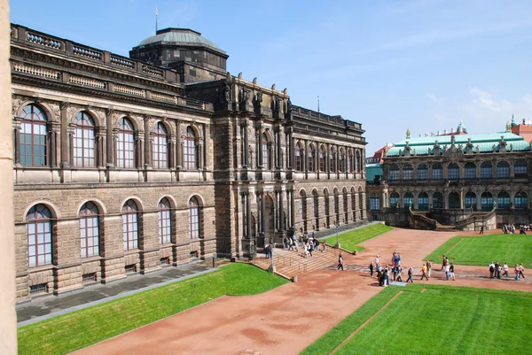 茨温格宫 (der 德盛温格） 是在德累斯顿，德国东部，建于巴洛克风格的宫殿。它充当橘园、 展览馆和德累斯顿法院的节日舞台上. — 图库照片