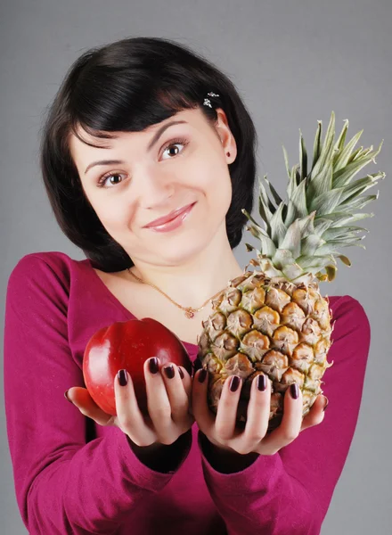 Joven mujer sonriente con frutas — Foto de Stock
