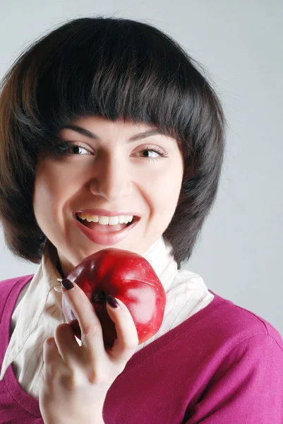 Porträtt av attraktiva kaukasiska leende kvinna — Stockfoto
