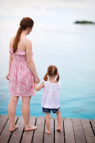 Мать и дочь наслаждаются видом на море — стоковое фото