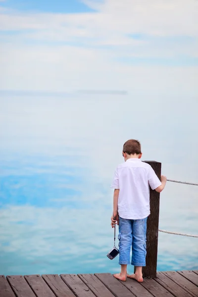 Μικρό αγόρι κοιτάζοντας ωκεανό — Φωτογραφία Αρχείου