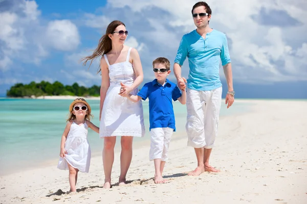 Szczęśliwa rodzina na tropikalny wakacje — Zdjęcie stockowe