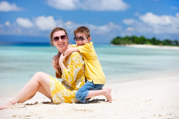Matka i syn na plaży — Zdjęcie stockowe