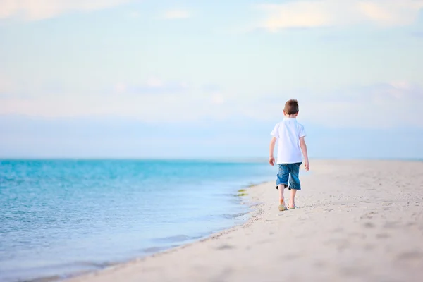 Маленький хлопчик на пляжі — стокове фото