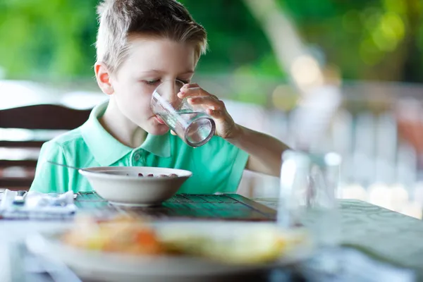 Liten pojke dricksvatten — Stockfoto