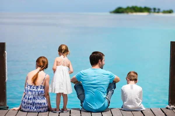 Família desfrutando de vista mar — Fotografia de Stock