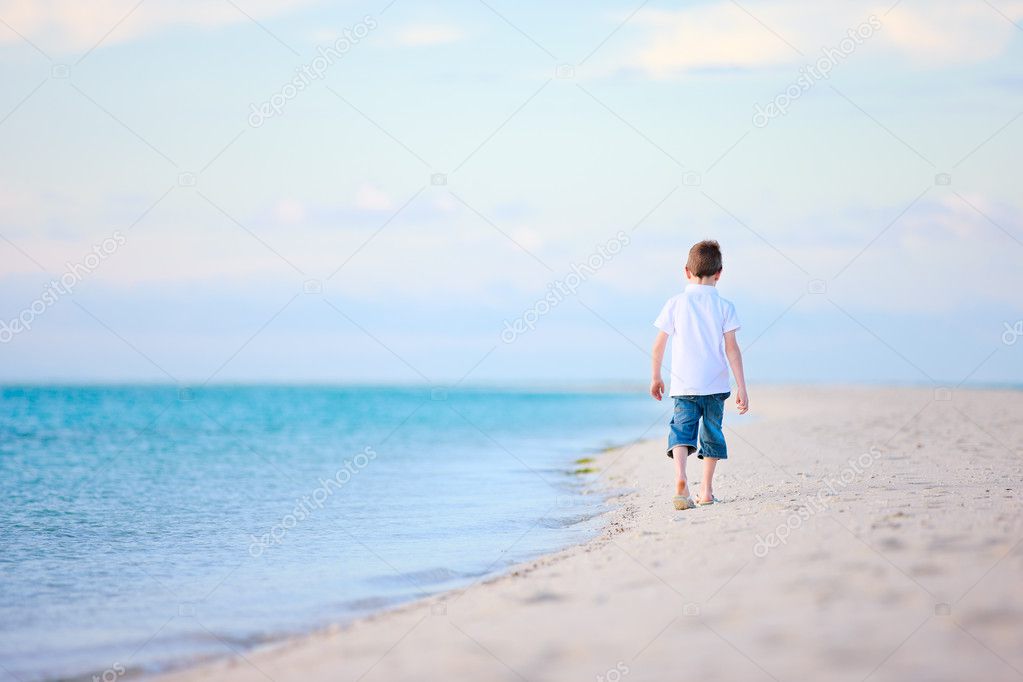 Resultado de imagem para menino andando na praia