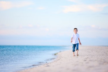 plajda küçük çocuk